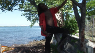 Masturbaatio, musta, vintage – soolotyttöklippi, jossa nuoret miehet panevat omaa peräreikäänsä