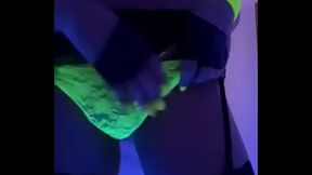 Marcella giocando con neon