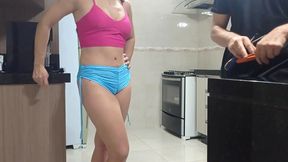chamei o eletricista para consertar a luminaria da minha cozinha e paguei ele com sexo, sera que ele gostou do pagamento?