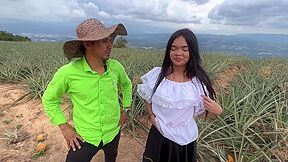 Joven Campesina Santandereana Quiere Cosechar Pinas Y Cosecha Una Yuca Grande Rellena De Leche Crema