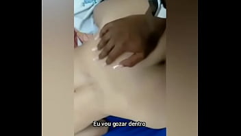 Travesti gozando dentro da cdzinha