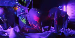 james et lola baisent avec un jeux de lumiere