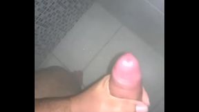 Gozando muito no banho