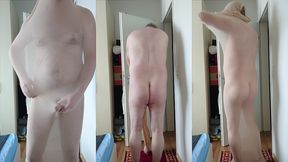 nylonjunge ist nackt beim spass mit nylon