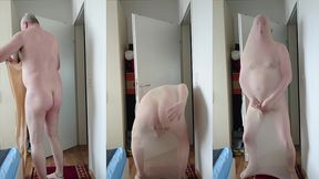 nylonjunge ist nackt beim spass mit nylon