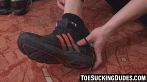Inked jock licks his own toes clean before jacking off