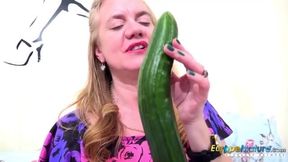 EuropeMaturE One Mature Her Cucumber and Her Toy