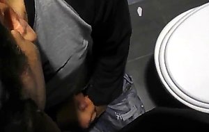 Homosexual din bucuresti suge pula