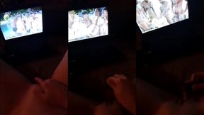 devant un film