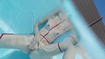 J&#039_exhibe ma chatte sous l&#039_eau &agrave_ la piscine