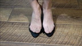 Dipping in black sabots shoes, crushed shoe