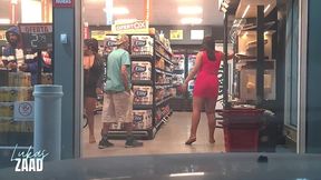 aprontando na rua paramos num mercado 24h e as safadas ficaram peladinhas com um monte de gente passando