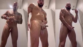 une petite douche a la salle de sport, suivie d’une petite branlette petite ...