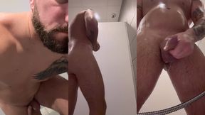 une petite douche a la salle de sport, suivie d’une petite branlette petite ...