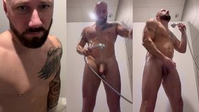 une petite douche a la salle de sport, suivie d’une petite branlette petite ...