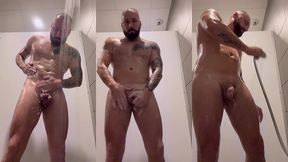 une petite douche a la salle de sport, suivie d’une petite branlette petite ...