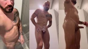 une petite douche a la salle de sport, suivie d’une petite branlette petite ...