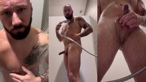 une petite douche a la salle de sport, suivie d’une petite branlette petite ...