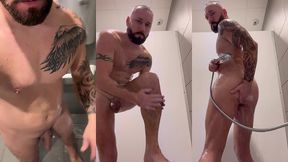 une petite douche a la salle de sport, suivie d’une petite branlette petite ...