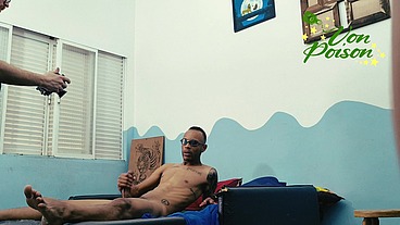 Behind the scenes - Eu e minha irmãzinha dividimos o pau dele