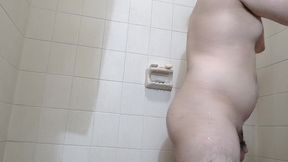 beefy stud washes his sexy body live