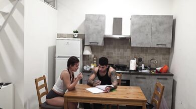 (AMATORIALE ITALIANO)18enne vergine mi invita a casa per le ripetizioni scolastiche ma finisco col sverginarla e sborrarle in faccia