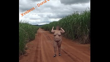 esposa andando pelada na estrada rural