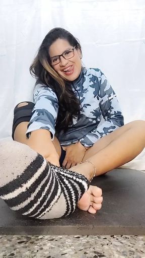 Come and smell my sweaty stinky feet and I will give you my ass to cum.