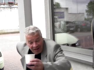 Messy Tina beim Baecker abgeschleppt