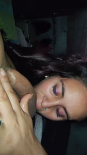 Hermosa puta me chupa el pene