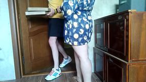 Luxurious milf gives pizza delivery guy a handjob instead of a tip