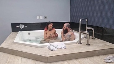 A safada da QweenSG gozou longe fodendo na banheira...