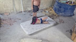 transei com a sapatao no colchao no terraco de casa