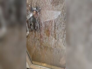 la grabe desnudita en la ducha