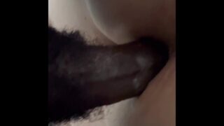 Creampie interracial, anal – POV d'une MILF amateur aux grosses fesses (PAWG) baisée par une grosse bite BBC