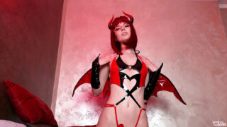 Amatørpars cosplay-moro: småpupper-hores blowjob, håndjobb, intens doggy anal og rotete sædsprut