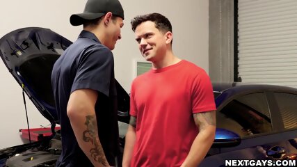 Dakota Payne fucks his sexy mechanic Jayden Marcos