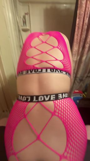 Curvy dancer shows off her moves in a sultry lap dance