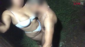 Sexy Colombian woman shows off big booty in live outdoor sex