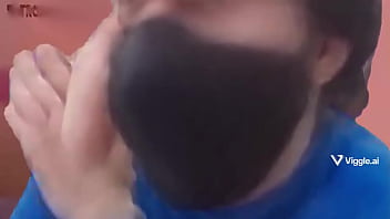 Hombre joven maduro le baila en el tubo a Saske.