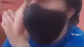 Hombre joven maduro le baila en el tubo a Saske.