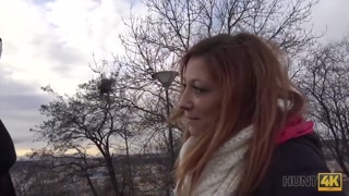 HUNT4K. Rousse envoûtante avec des seins impressionnants est heureuse de baiser