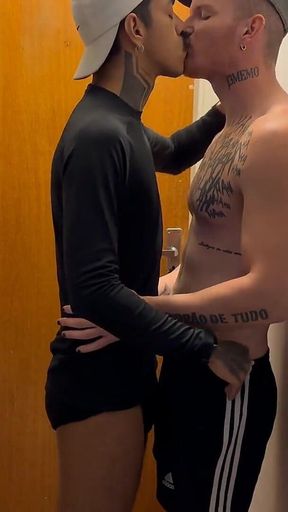 Carmona Colocando O Boy Pra Chupar No Vestiario Da Academia