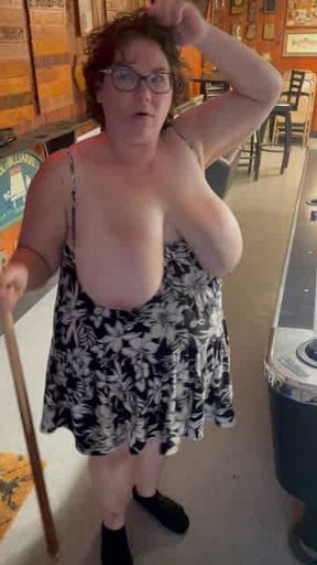 Massachusetts BbwPhillyCream shooting some pool