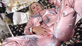Curvy MILF Eva May catches you spying on her in bed (POV)