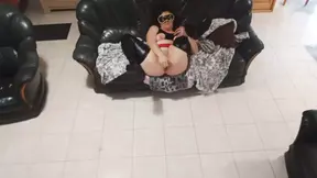 Zwarte latex babe rijdt op een zwarte dildo, piercings op de tepel.