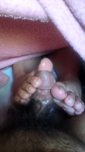 Under The Sheets This Pinay Do Have Talented Toes - 02