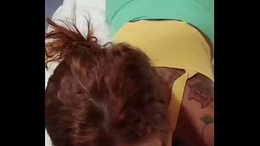 Ruiva faz um boquete no marido pra depois ir na balada e chupar v&aacute_rios pau duro e ganhar gozada na bucetinha sem camisinha