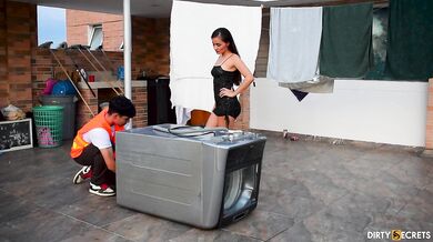 AMA DE CASA ES FOLLADA POR ELECTRICISTA PARA SER RECOMPENSADO POR SU TRABAJO.