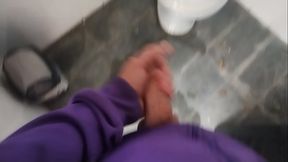 O pedreiro apareceu pra terminar o servi&ccedil_o e encontrou a patroa fazendo limpeza na &aacute_rea de piscina e convenceu ela entrar no banheiro e fazer um boquete